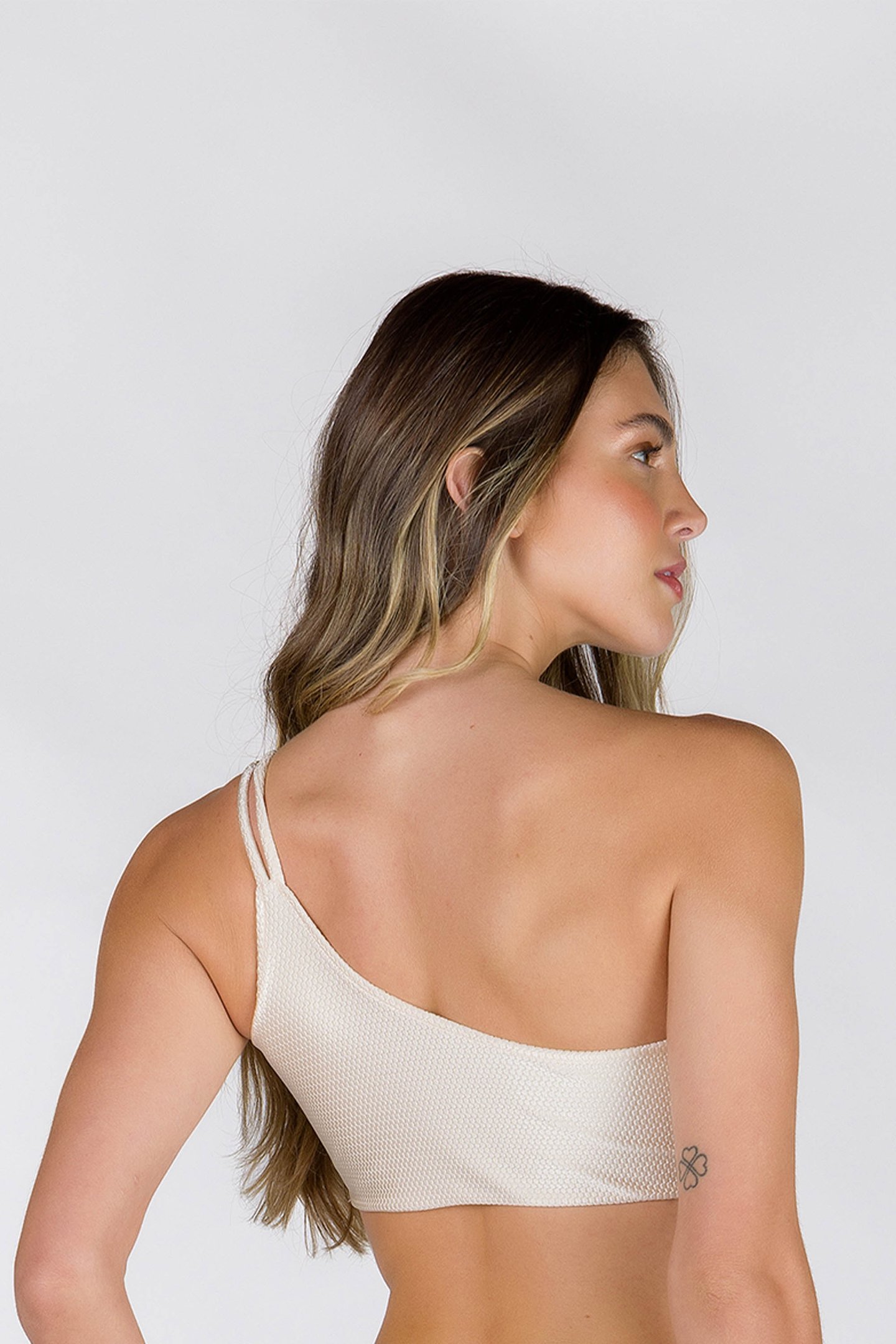 BIQUINI TOP ALÇA ÚNICA ACESSÓRIO CONCHA